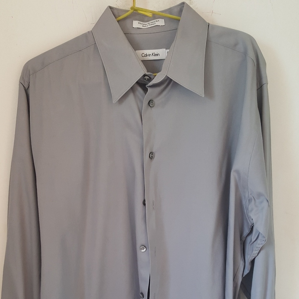 Men's collared dress shirt